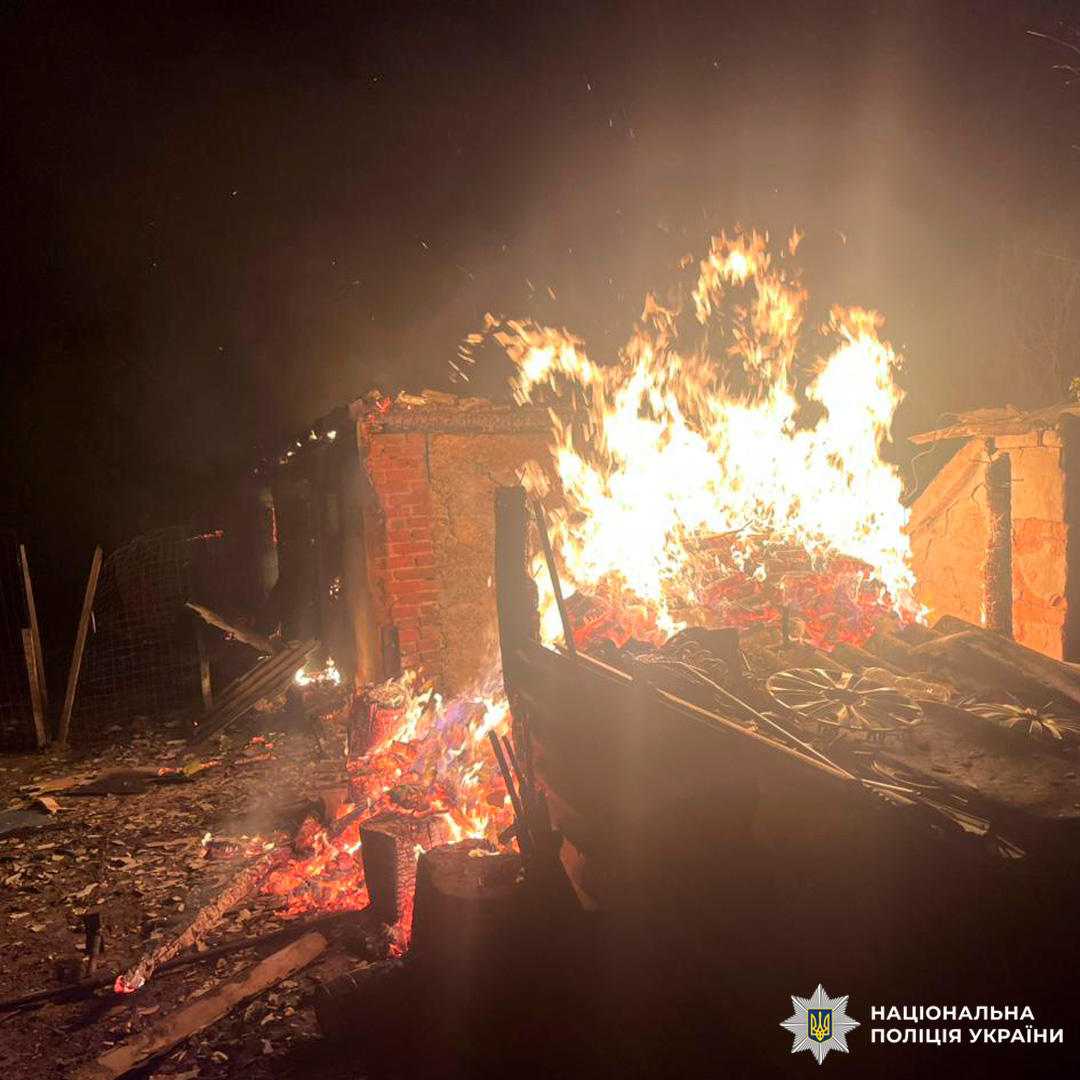 Пожежа охопила будівлю вночі. Полум’я знищує конструкцію, частина споруди вже обвалилася.