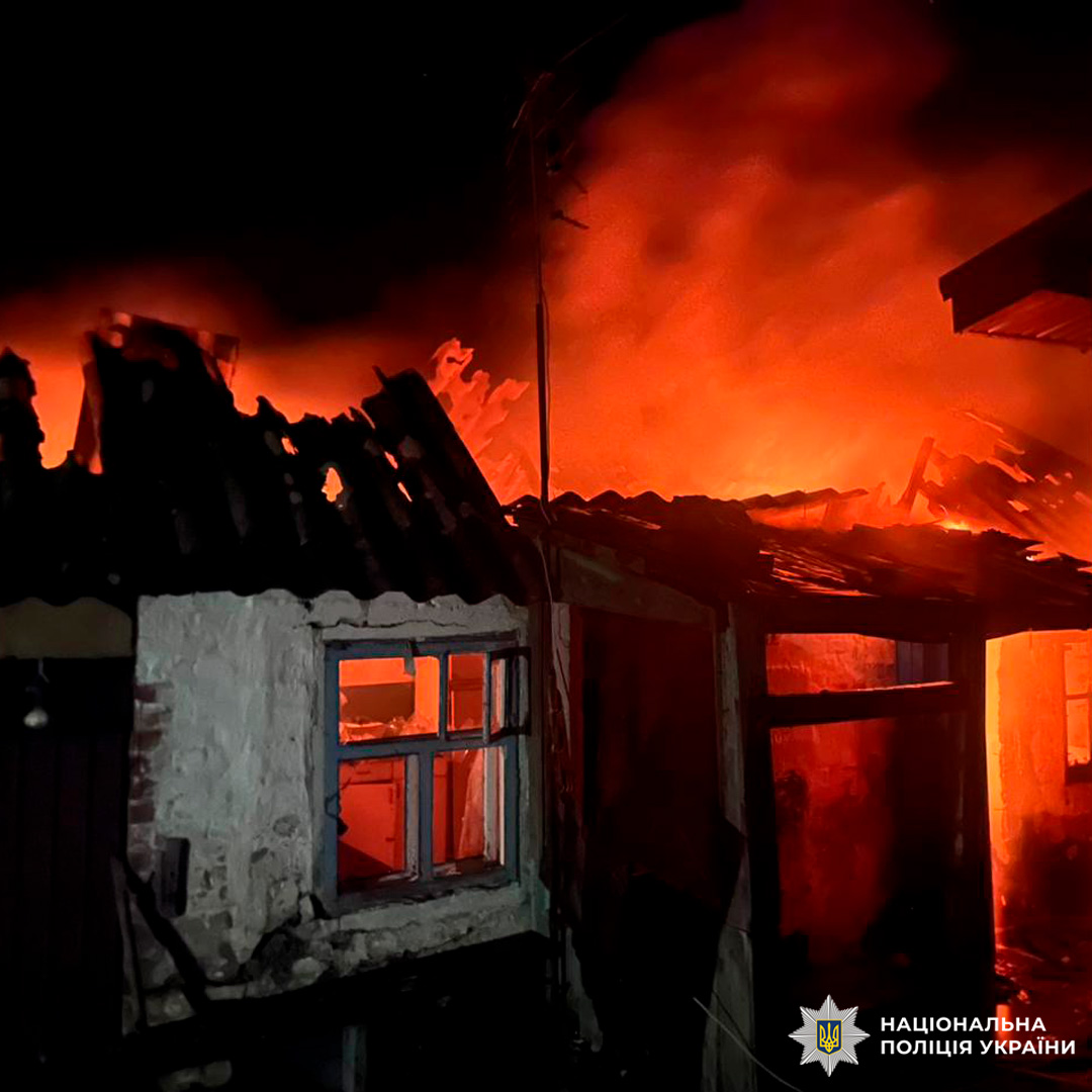 Нічна пожежа знищує житлову будівлю. Полум’я охопило дах і стіни.