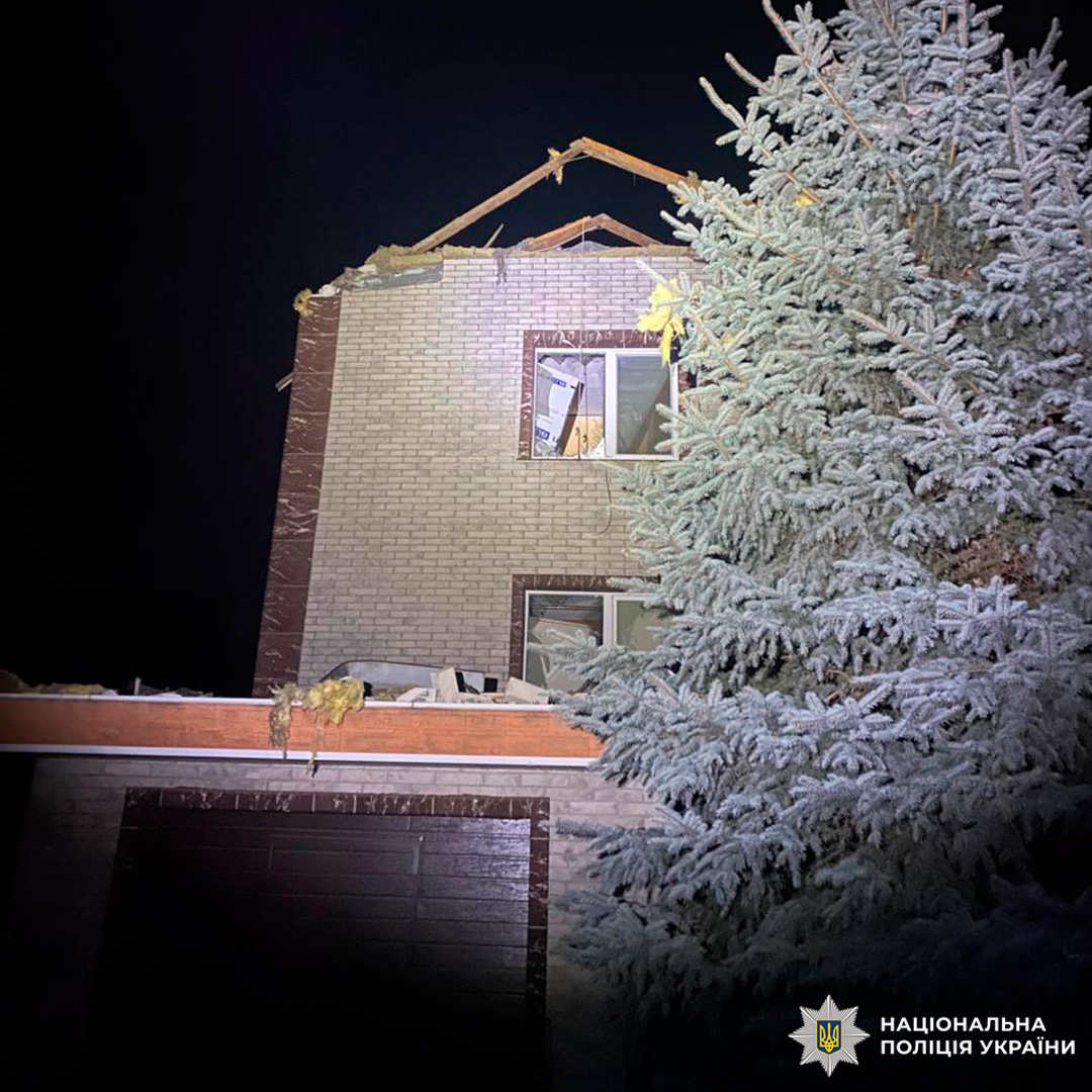 Уночі зафіксовано пошкодження будівлі: зруйнований дах, вибиті вікна.