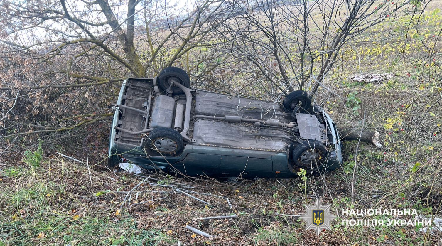 На фотографії зображено автомобіль, який є учасником ДТП.