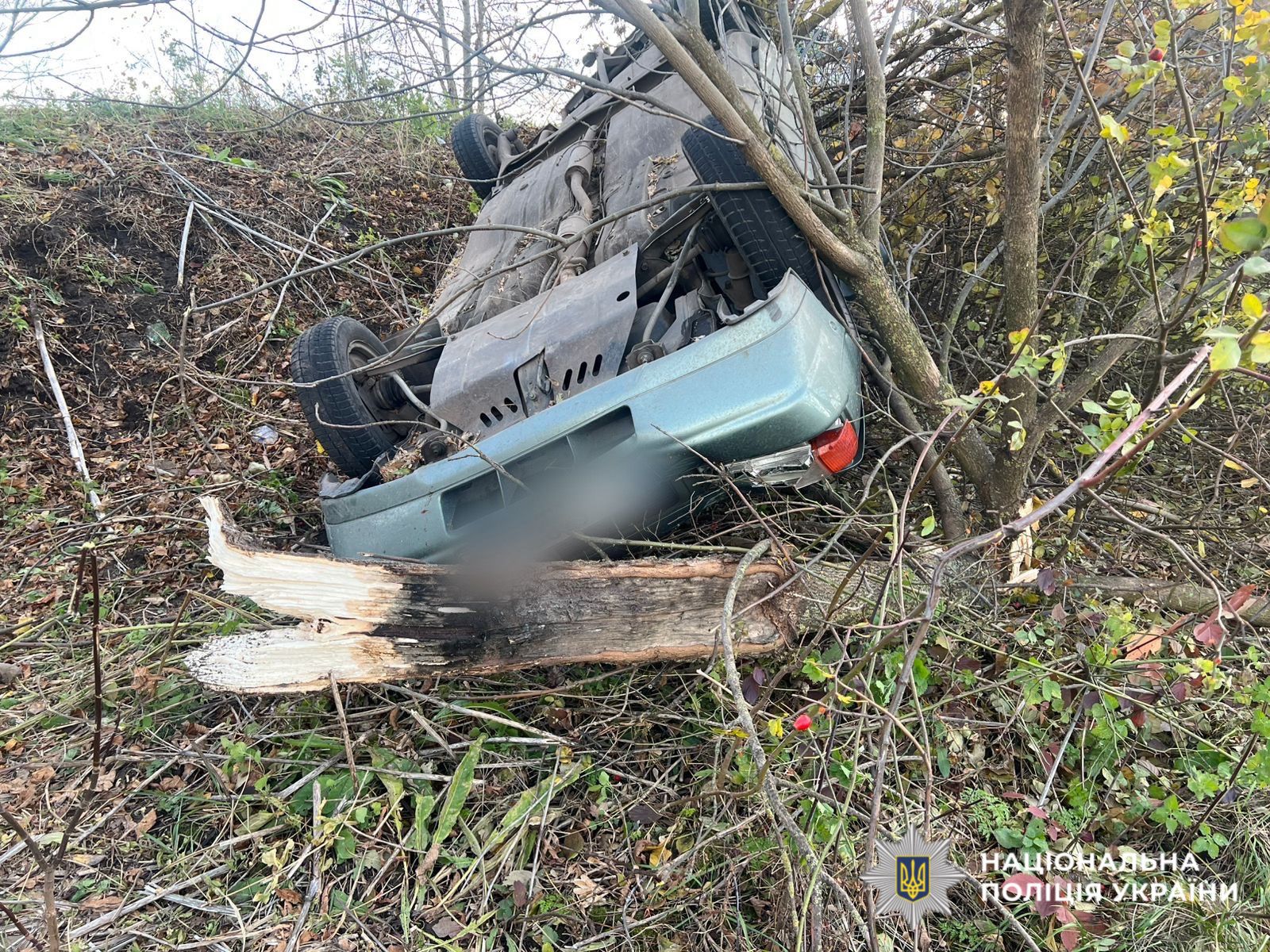 На фотографії зображено автомобіль, який є учасником ДТП.