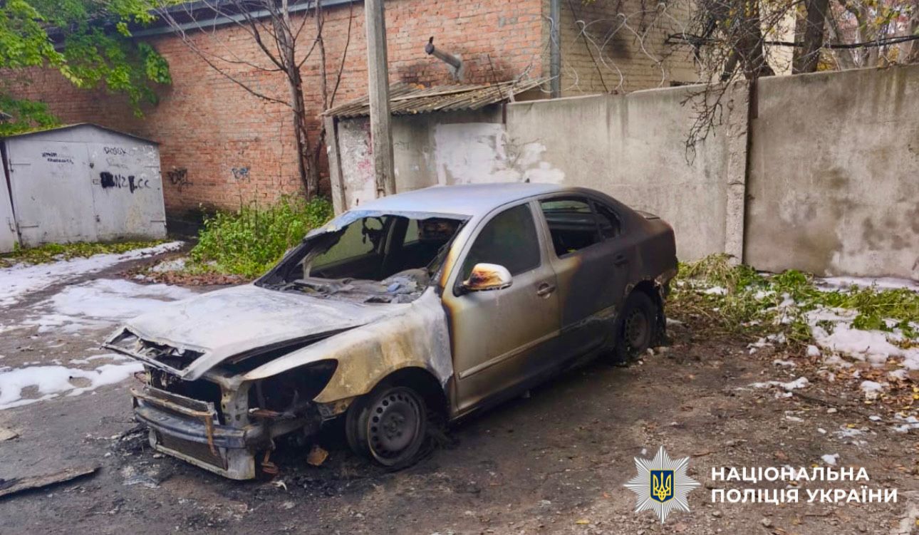 На фото зображений згорівший автомобіль.