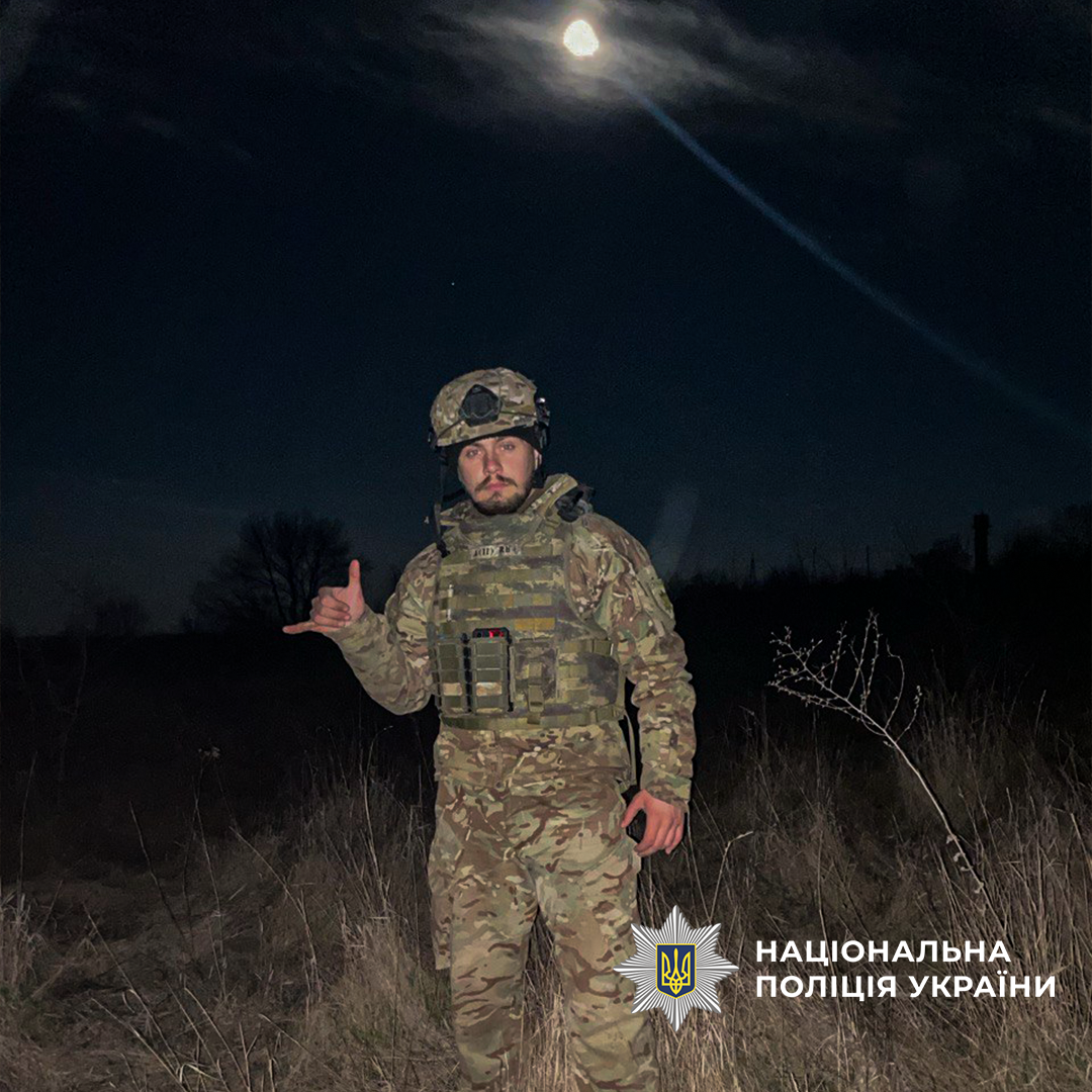 Медж на фоні місяця та темного неба