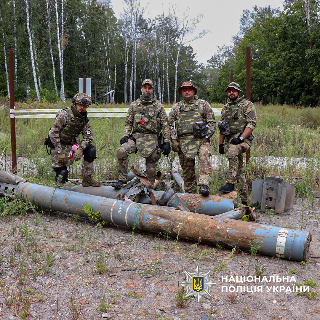 Медж разом з побратимами під час розмінування екопарку