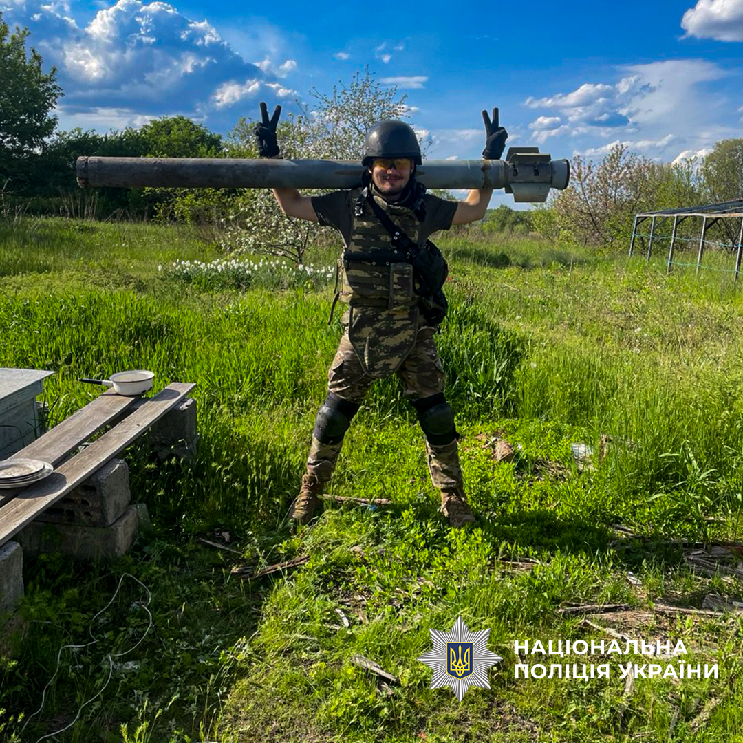 Медж на навчаннях тримає снярад