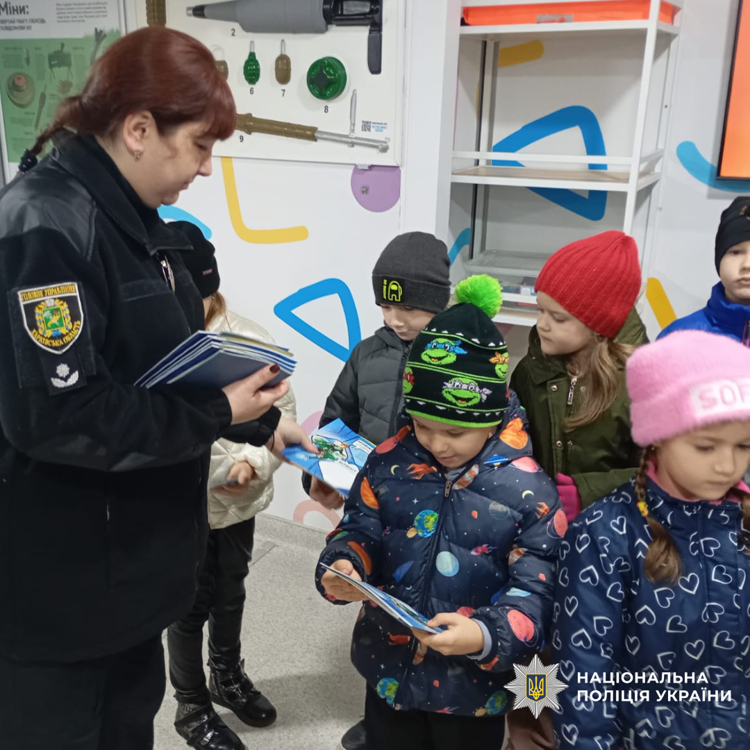 Урок безпеки для першокласників: поліцейські спільно з рятувальниками відвідали учнів Харківщини