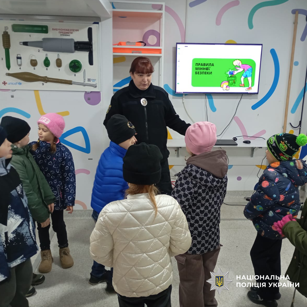 Урок безпеки для першокласників: поліцейські спільно з рятувальниками відвідали учнів Харківщини