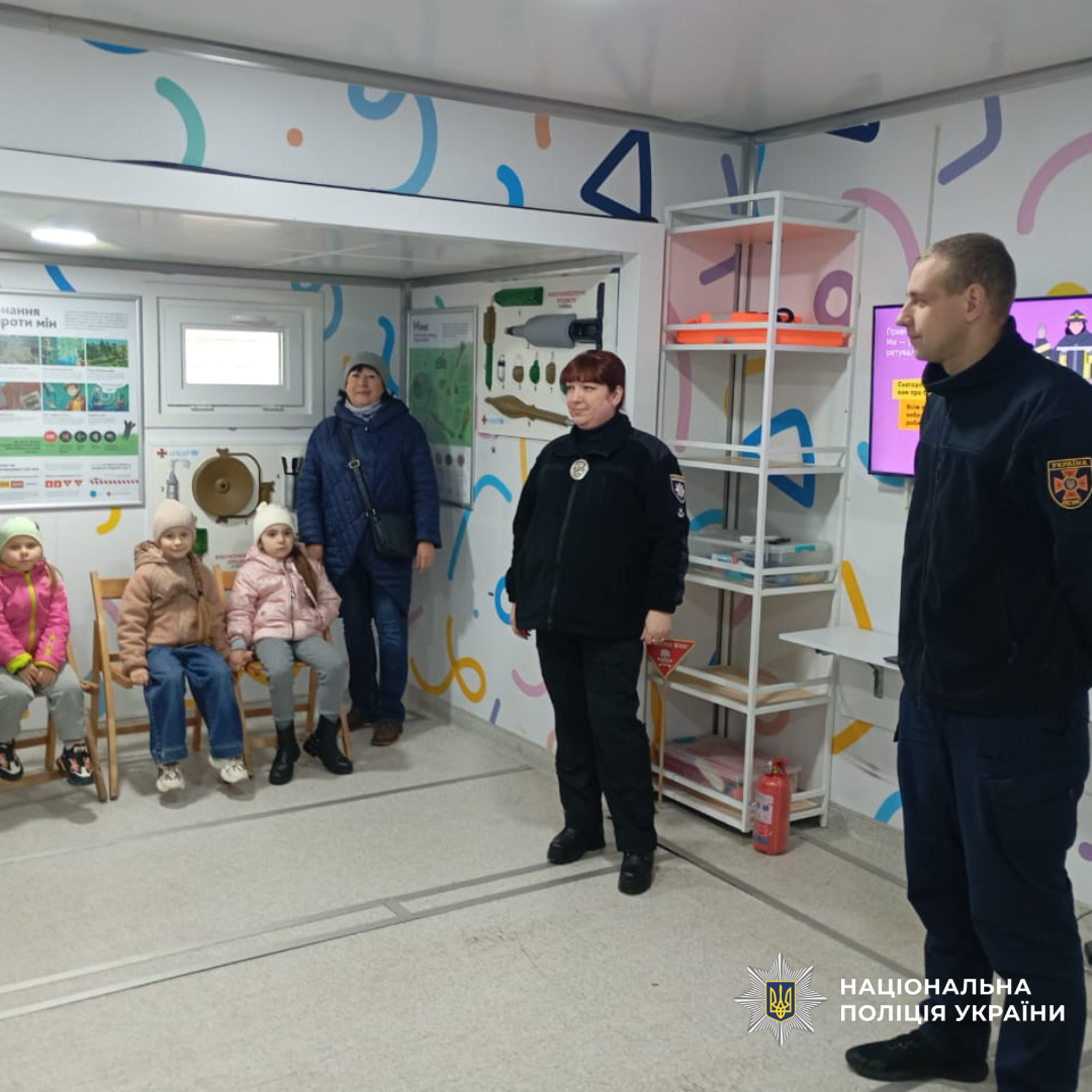Урок безпеки для першокласників: поліцейські спільно з рятувальниками відвідали учнів Харківщини