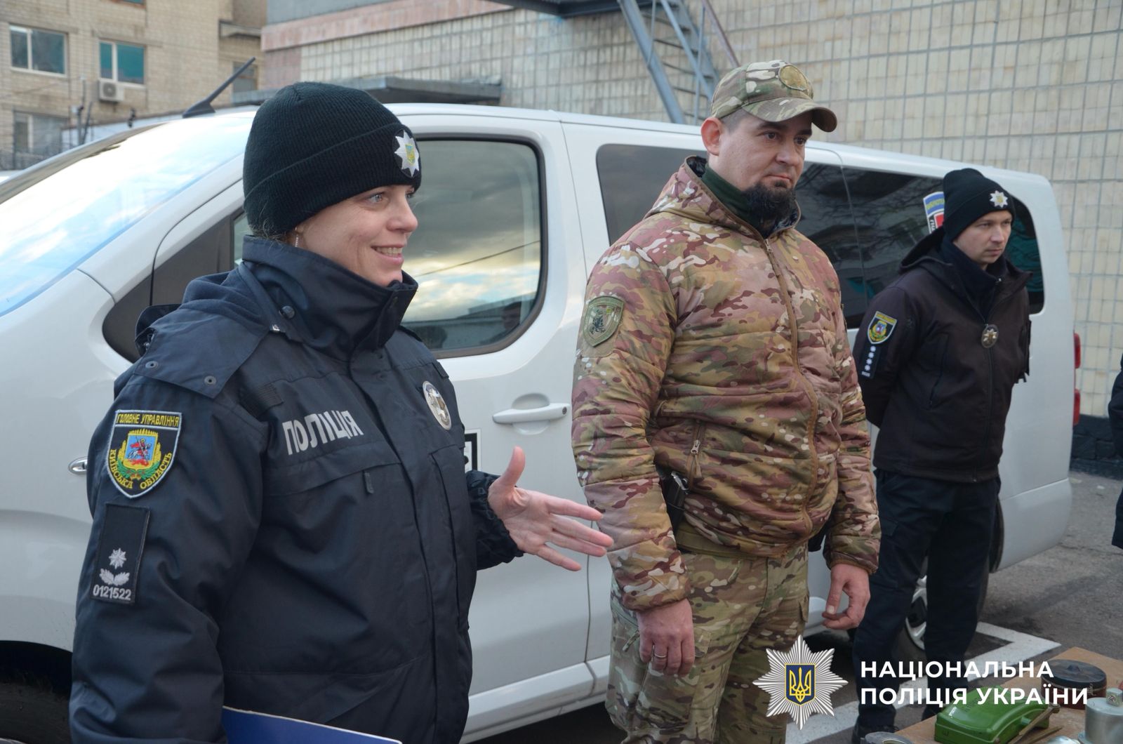 На фотографії зображено поліцейські, які розповідають студентам про окремі напрямки служби в поліції.