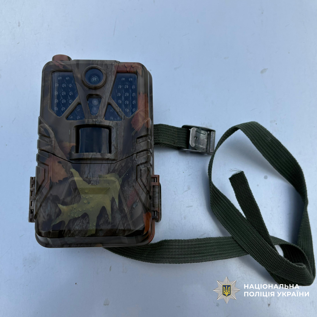 Зловмисником виявився мешканець Чугуївського району. Своїми діями він спричинив потерпілим матеріальну шкоду на загальну суму понад 52 тисячі гривень. 
4 жовтня біля однієї з багатоповерхівок у Печенізькій громаді 42-річний чоловік викрав фотопастку, вартість якої згідно з висновком судової товарознавчої експертизи, становить майже 6 тисяч гривень.
У селищі Кочеток 9 жовтня чоловік викрав біля подвір’я місцевого жителя електроінструменти - шліфувальну машину, електродриль та перфоратор. Сума завданих збитків склала близько 6 тисяч гривень.
Черговий злочин зловмисник скоїв 11 жовтня. На автобусній зупинці він викрав із рюкзака чоловіка 600 гривень та тепловізор вартістю близько 40 тисяч гривень.
Поліцейські встановили особу порушника, вилучили викрадене майно та повернули його власникам. 
6 листопада фігуранту повідомлено про підозру у вчиненні злочинів, передбачених ч. 4 ст. 185 (крадіжка) Кримінального кодексу України. Санкція статті передбачає покарання у вигляді позбавлення волі на строк від 5 до 8 років.

Відділ комунікації поліції Харківської області