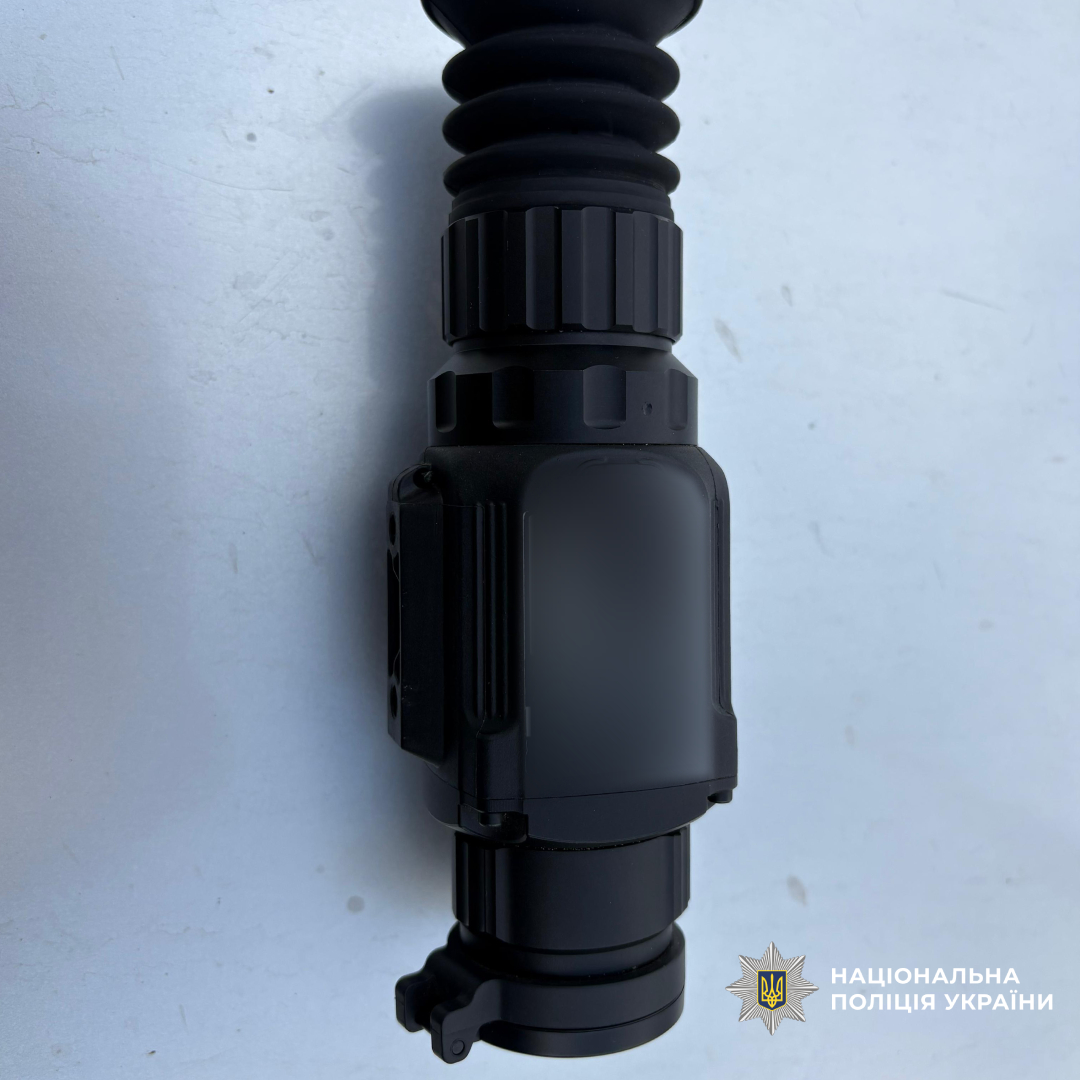 Зловмисником виявився мешканець Чугуївського району. Своїми діями він спричинив потерпілим матеріальну шкоду на загальну суму понад 52 тисячі гривень. 
4 жовтня біля однієї з багатоповерхівок у Печенізькій громаді 42-річний чоловік викрав фотопастку, вартість якої згідно з висновком судової товарознавчої експертизи, становить майже 6 тисяч гривень.
У селищі Кочеток 9 жовтня чоловік викрав біля подвір’я місцевого жителя електроінструменти - шліфувальну машину, електродриль та перфоратор. Сума завданих збитків склала близько 6 тисяч гривень.
Черговий злочин зловмисник скоїв 11 жовтня. На автобусній зупинці він викрав із рюкзака чоловіка 600 гривень та тепловізор вартістю близько 40 тисяч гривень.
Поліцейські встановили особу порушника, вилучили викрадене майно та повернули його власникам. 
6 листопада фігуранту повідомлено про підозру у вчиненні злочинів, передбачених ч. 4 ст. 185 (крадіжка) Кримінального кодексу України. Санкція статті передбачає покарання у вигляді позбавлення волі на строк від 5 до 8 років.

Відділ комунікації поліції Харківської області