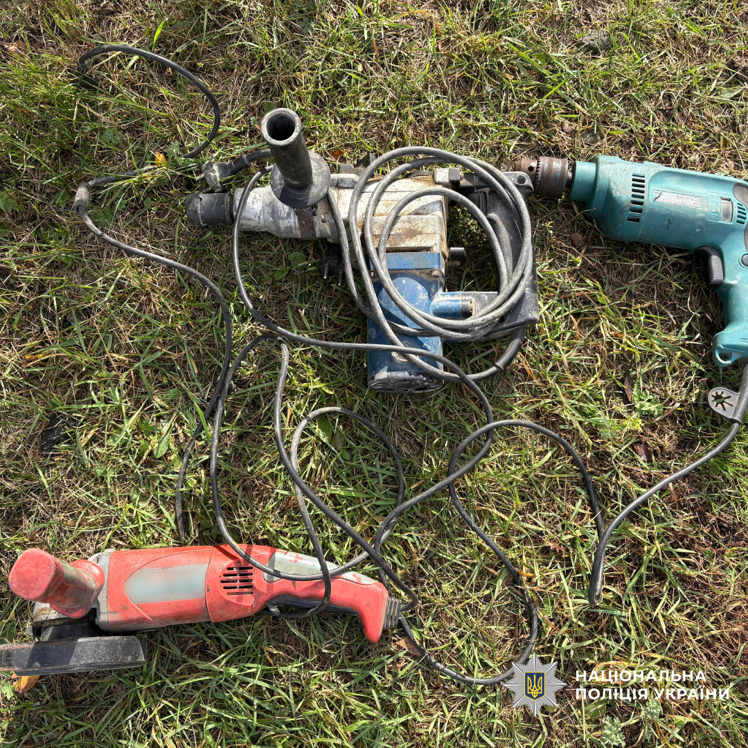 Зловмисником виявився мешканець Чугуївського району. Своїми діями він спричинив потерпілим матеріальну шкоду на загальну суму понад 52 тисячі гривень. 
4 жовтня біля однієї з багатоповерхівок у Печенізькій громаді 42-річний чоловік викрав фотопастку, вартість якої згідно з висновком судової товарознавчої експертизи, становить майже 6 тисяч гривень.
У селищі Кочеток 9 жовтня чоловік викрав біля подвір’я місцевого жителя електроінструменти - шліфувальну машину, електродриль та перфоратор. Сума завданих збитків склала близько 6 тисяч гривень.
Черговий злочин зловмисник скоїв 11 жовтня. На автобусній зупинці він викрав із рюкзака чоловіка 600 гривень та тепловізор вартістю близько 40 тисяч гривень.
Поліцейські встановили особу порушника, вилучили викрадене майно та повернули його власникам. 
6 листопада фігуранту повідомлено про підозру у вчиненні злочинів, передбачених ч. 4 ст. 185 (крадіжка) Кримінального кодексу України. Санкція статті передбачає покарання у вигляді позбавлення волі на строк від 5 до 8 років.

Відділ комунікації поліції Харківської області
