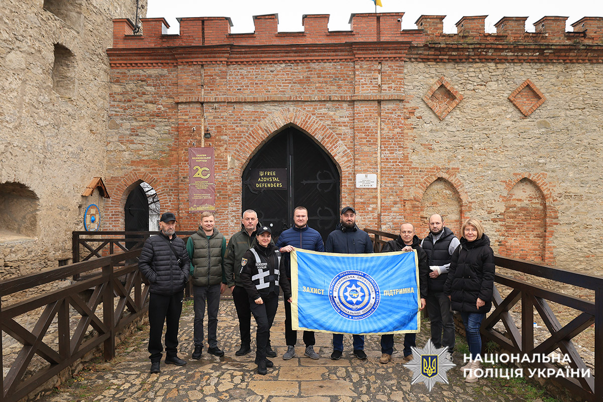 Поранені правоохоронці біля стародавньої фортеці в Меджибожі