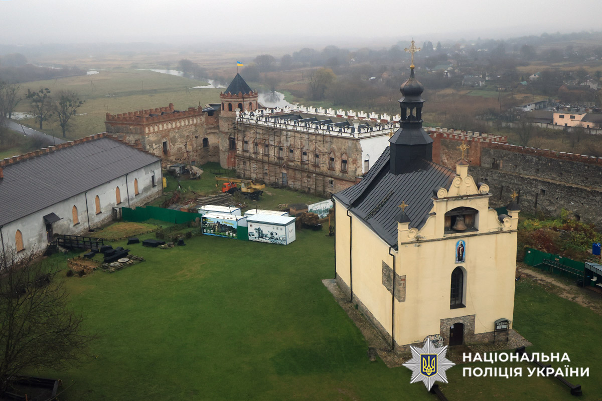 Стародавня фортеця в Меджибожі: вид з башти на подвір’я