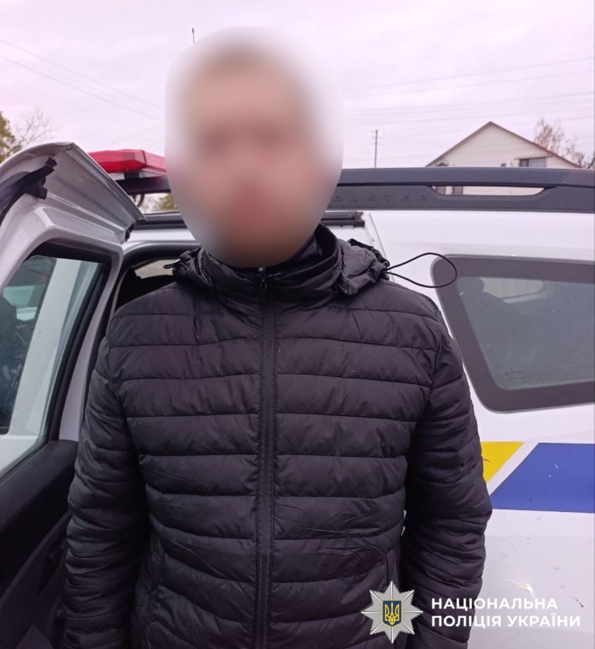 На фотографії зображено зловмисника, якому повідомлено про підозру за незаконне заволодіння транспортного засобу.