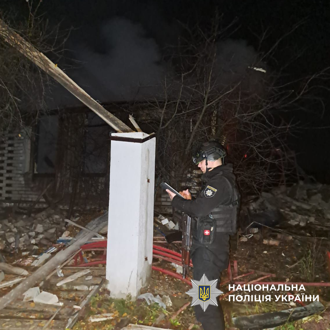 Поліцейський фіксує місце обстрілу