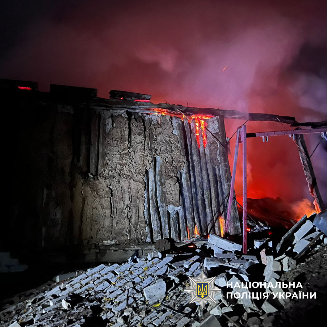 Палаюча внаслідок обстрілу будівля