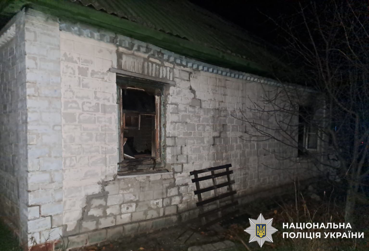 На фото зображений пошкоджений будинок.