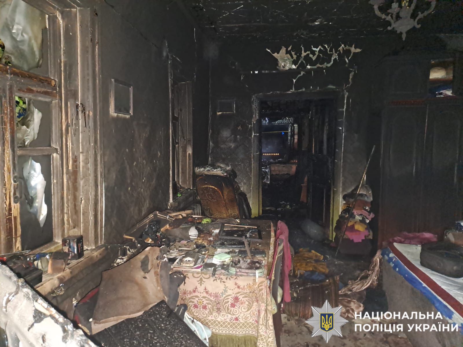 На фото зображений пошкоджений будинок.