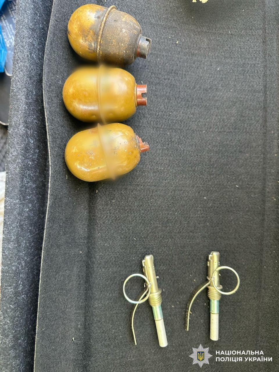 На фтографії зображено вилучені боєприпаси.