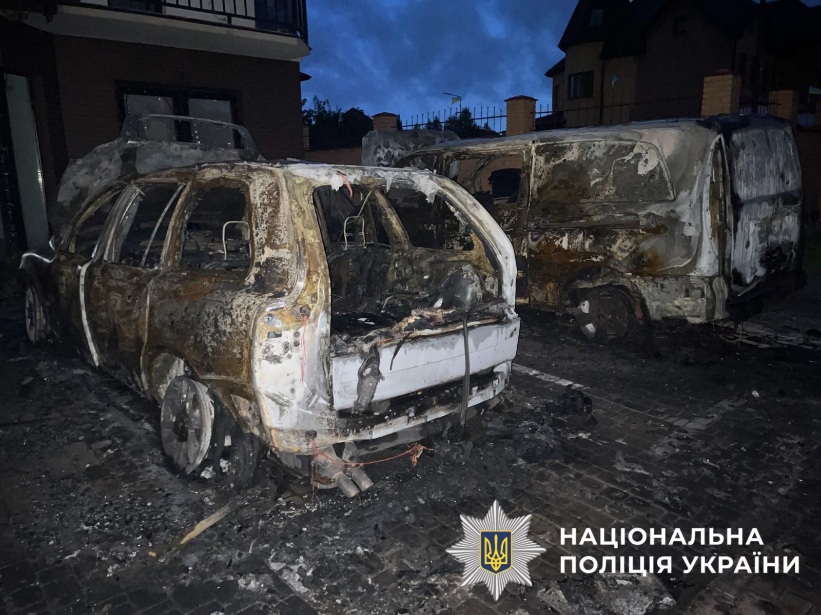 На фото зображено автомобіль який згорів