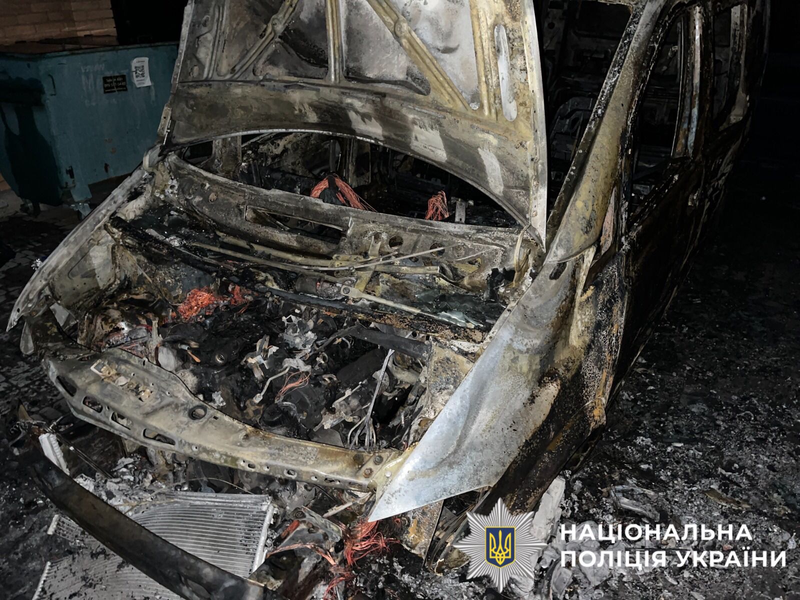 На фото зображено автомобіль який згорів