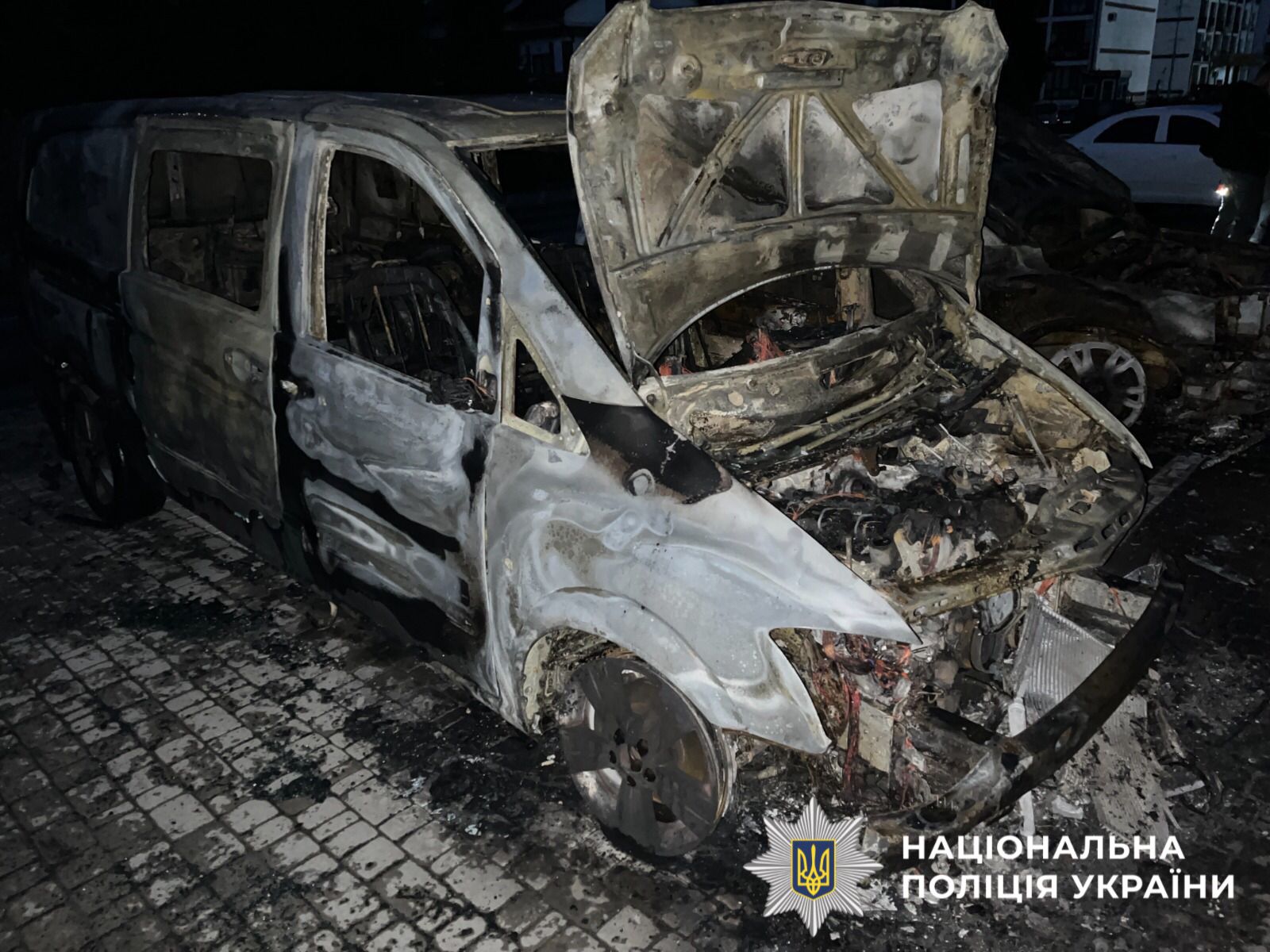 На фото зображено автомобіль який згорів