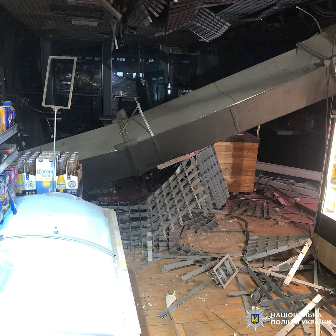 Внутрішнє приміщення торговельного закладу зазнало значних руйнувань металеві конструкції впали з стелі, пошкодивши полиці та товар.