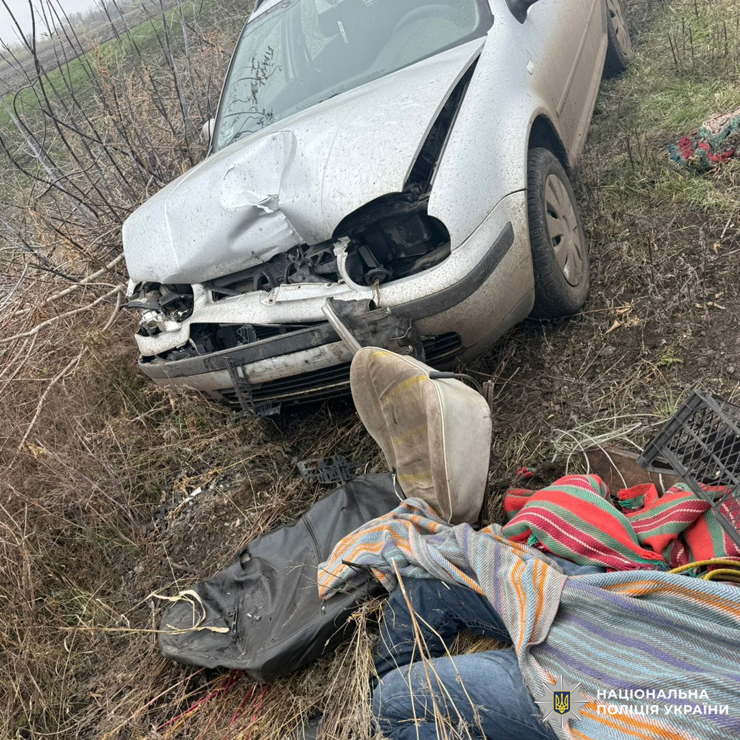 Сцена дорожньо-транспортної пригоди на сільській дорозі. Пошкоджений легковий автомобіль на узбіччі.