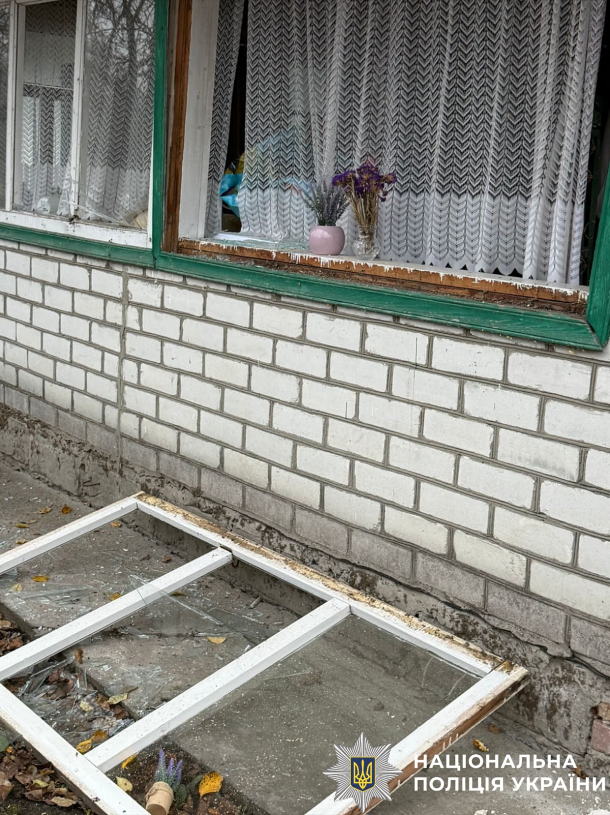 На фото пошкоджений будинок.