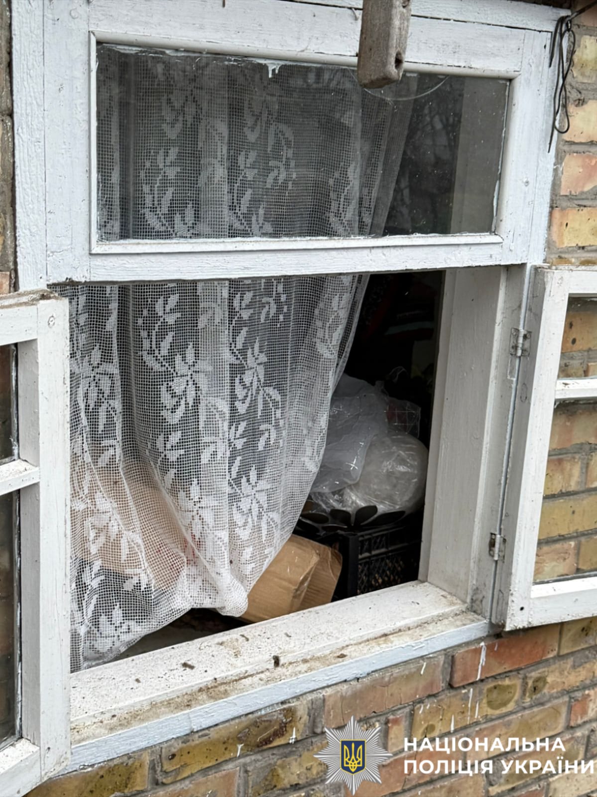 На фото пошкоджений будинок.