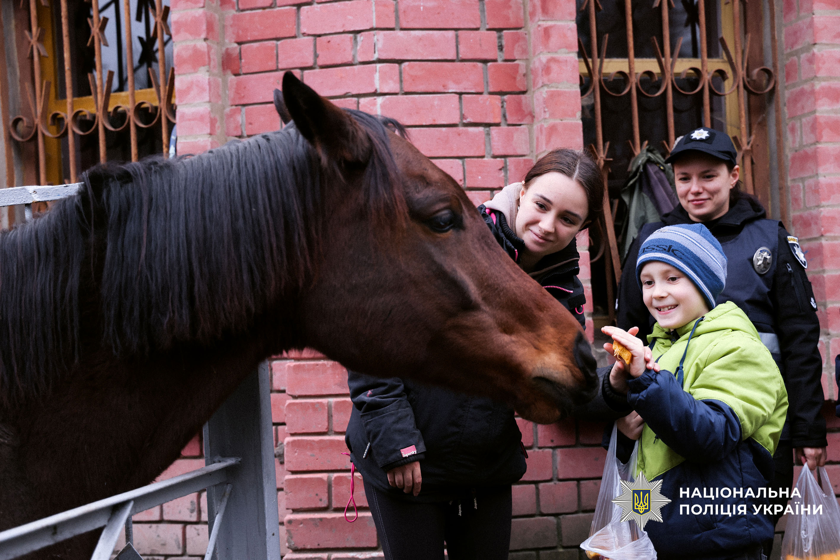 Поліцейські Чернігівщини організували для родин загиблих побратимів реабілітаційний захід у кінно-спортивному клубі