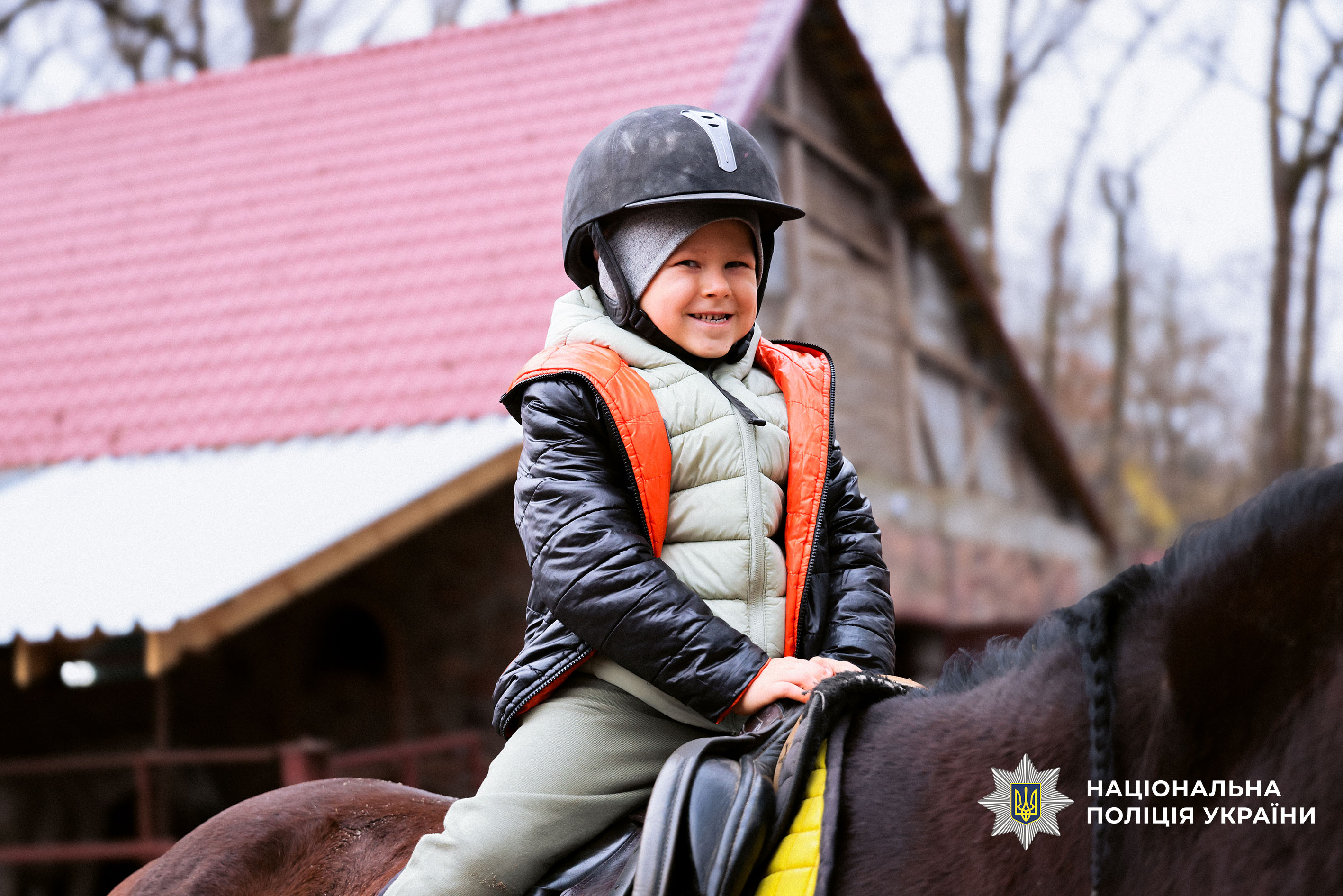 Поліцейські Чернігівщини організували для родин загиблих побратимів реабілітаційний захід у кінно-спортивному клубі