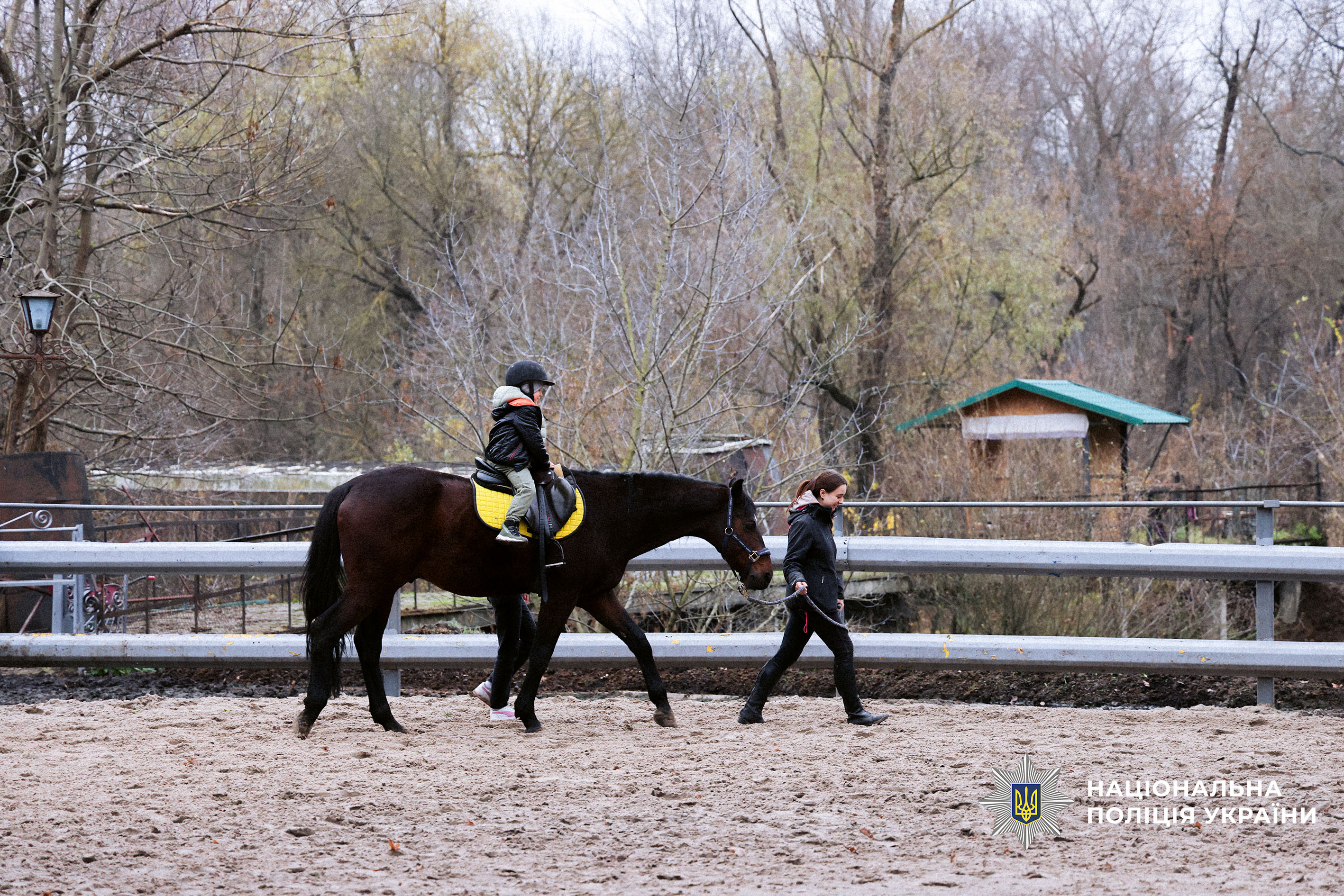 Поліцейські Чернігівщини організували для родин загиблих побратимів реабілітаційний захід у кінно-спортивному клубі