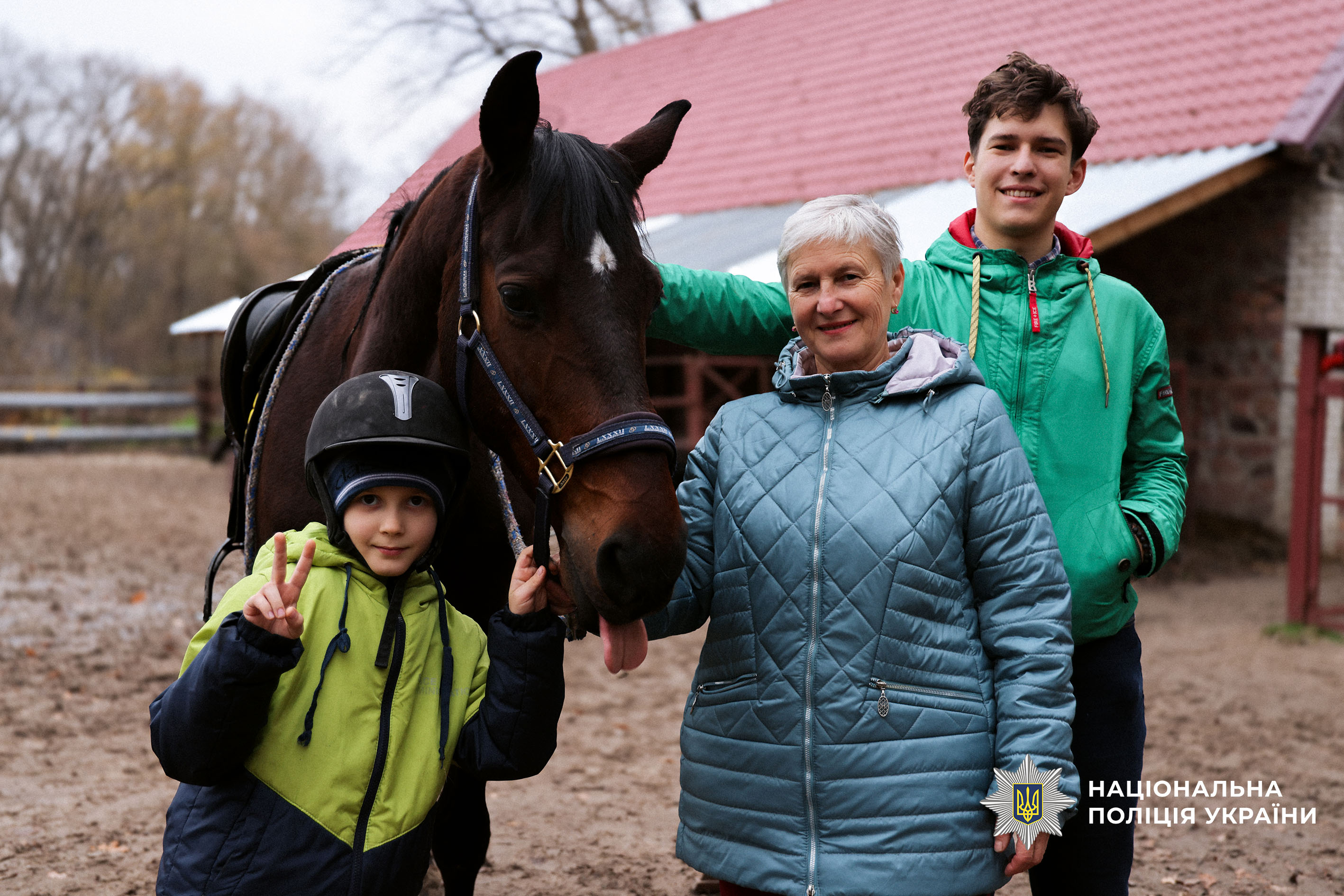 Поліцейські Чернігівщини організували для родин загиблих побратимів реабілітаційний захід у кінно-спортивному клубі