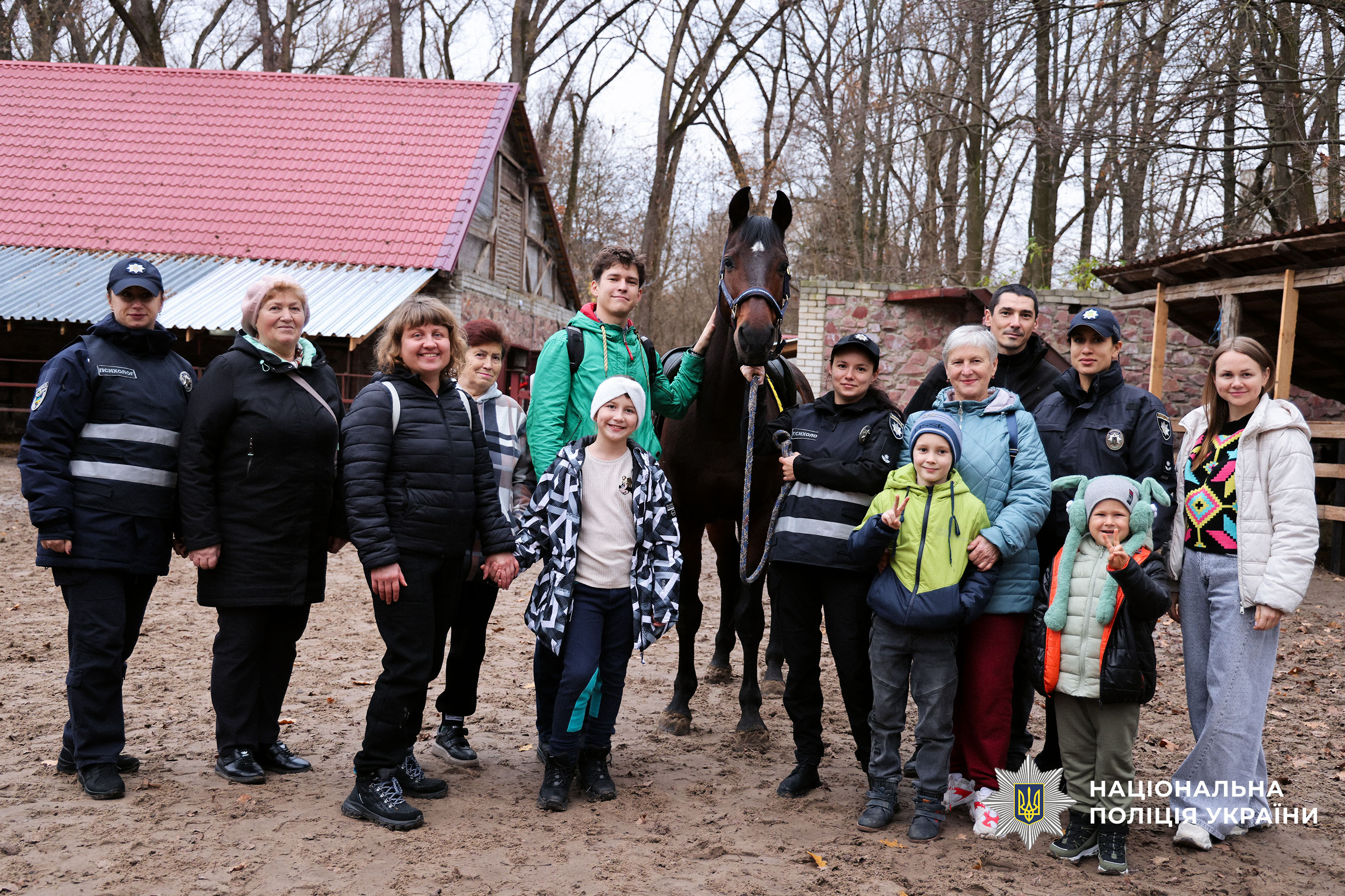 Поліцейські Чернігівщини організували для родин загиблих побратимів реабілітаційний захід у кінно-спортивному клубі