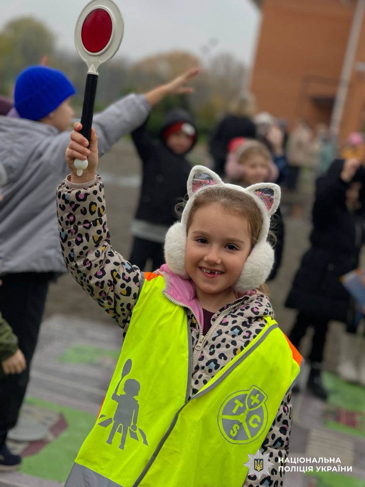 На фотографії зображено ученицю класу, до якого завітав Мобільний клас безпеки.