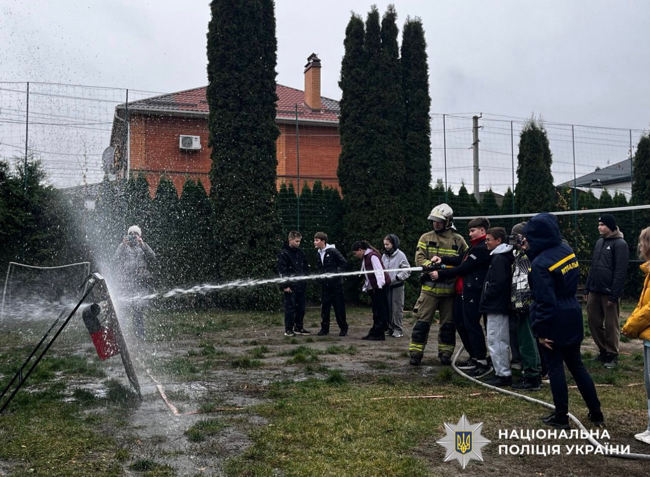 На фотографії зображено дітей, до яких завітав Мобільний клас безпеки за участі рятувальників.