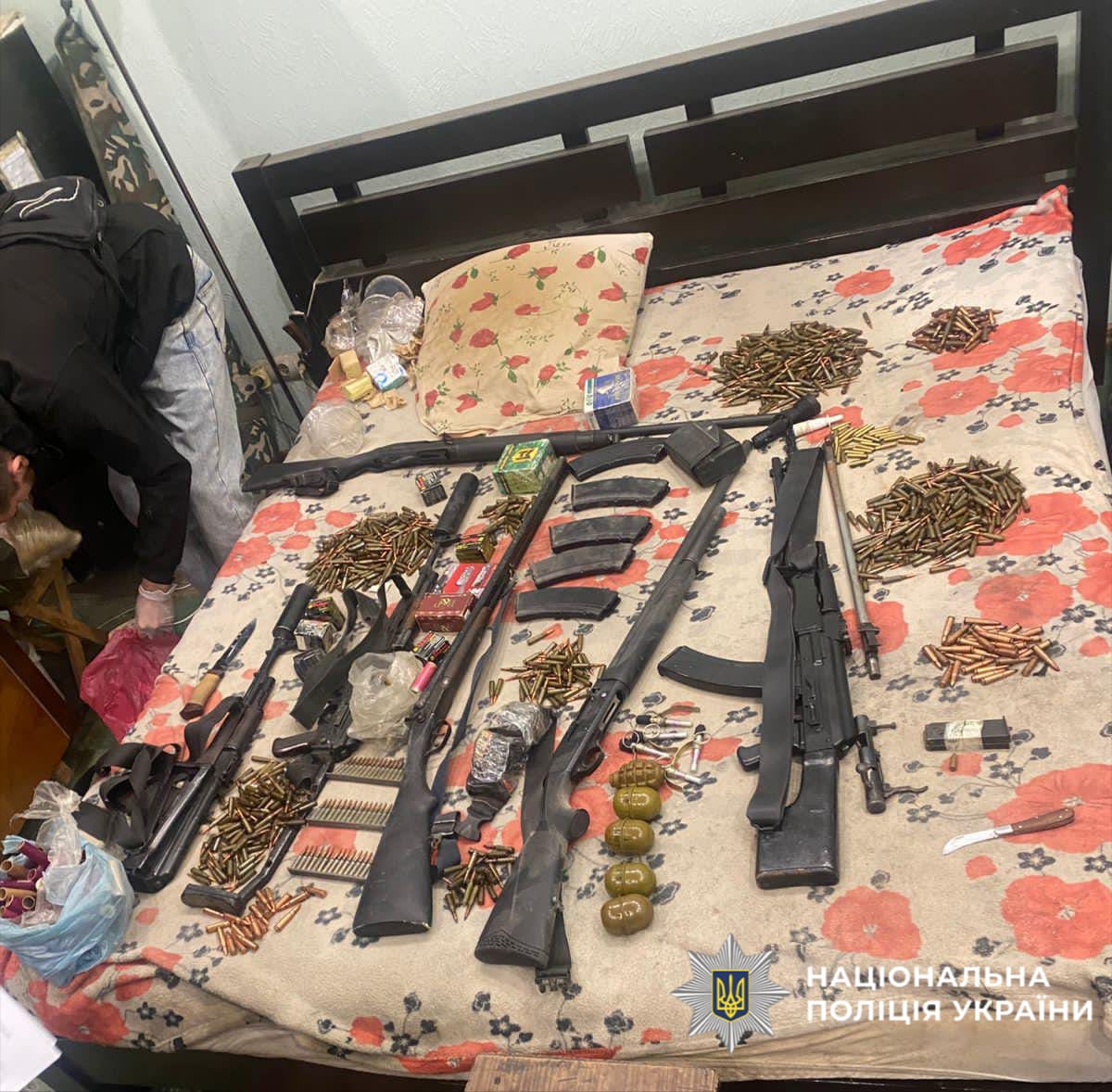 На фото зображена вилучена зброя та боєприпаси.