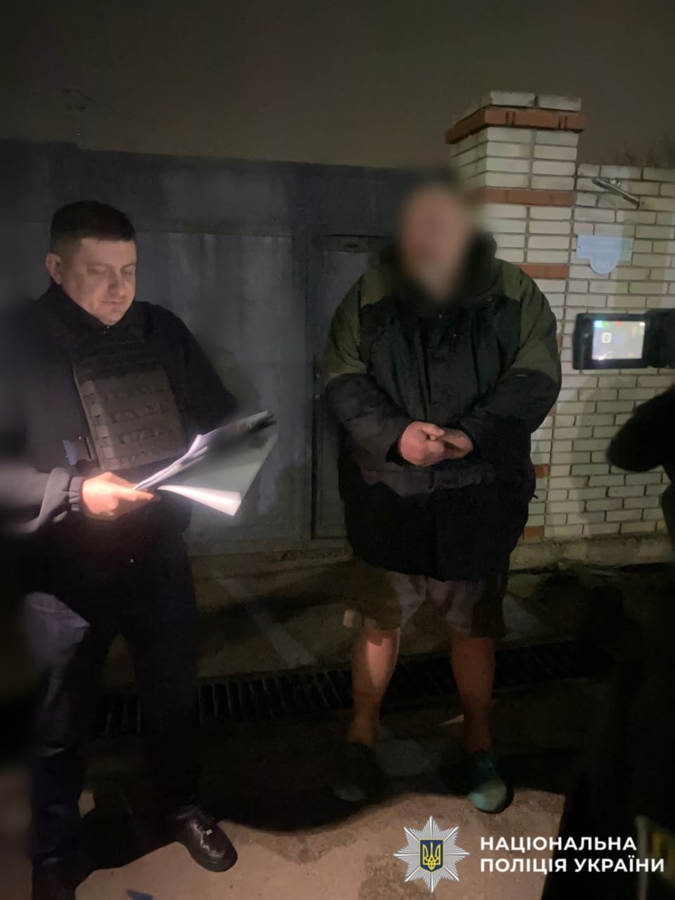 На фото затриманий та поліцейський.