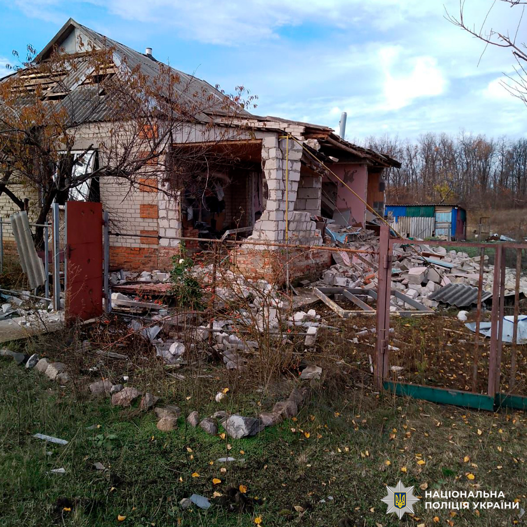 Зруйнований житловий будинок після вибуху. Частина фасаду знищена, видно інтер’єр. На подвір’ї уламки цегли та будматеріалів.