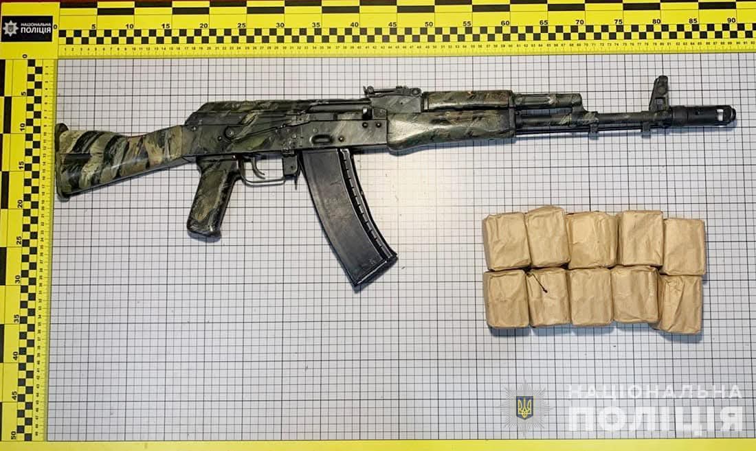 Автомат та пакунки з набоями на спеціально розміченому полі для фотографування та реєстрації