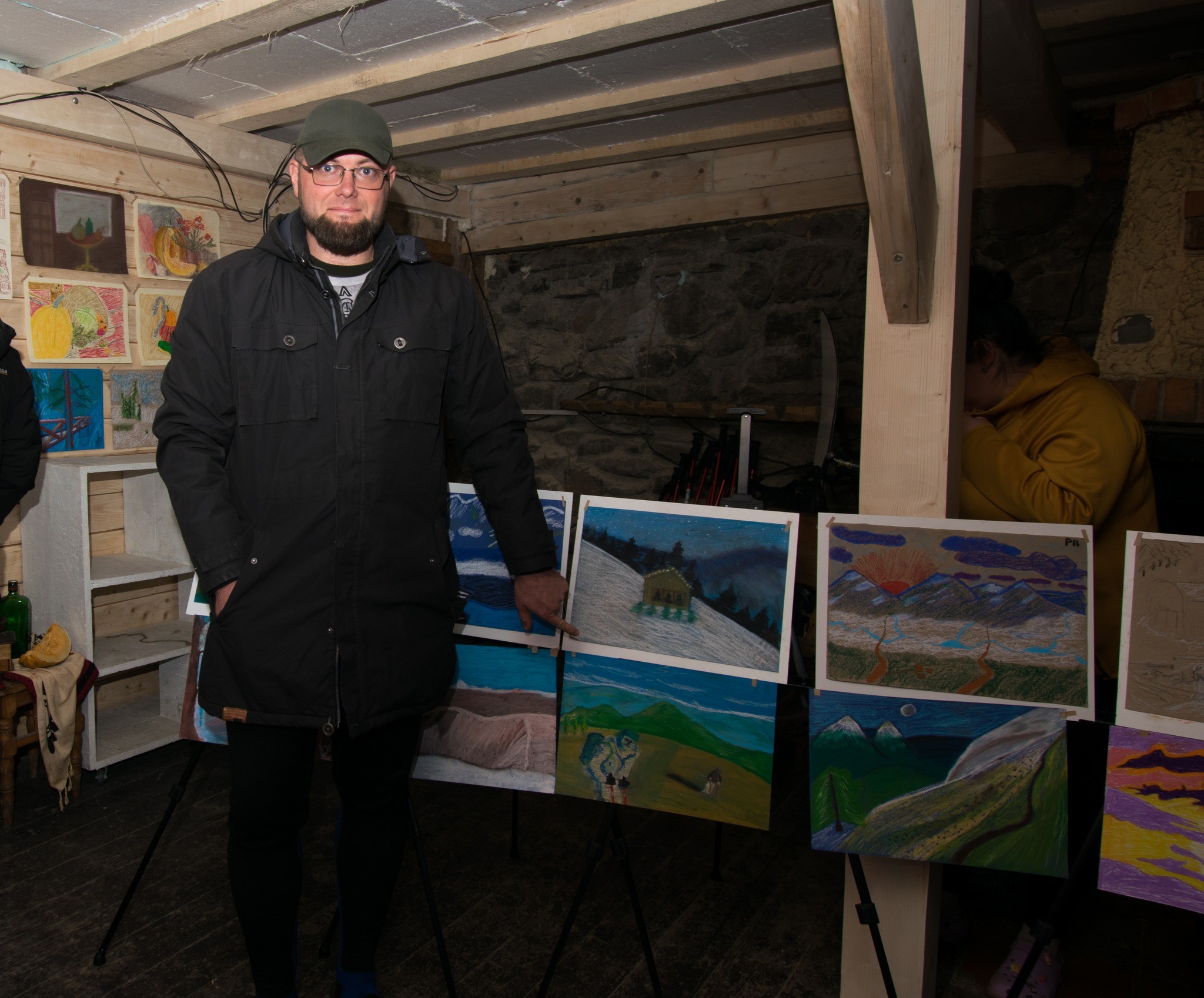 поліцейський поряд із роботами, створеними під часу майстер-класів із живопису