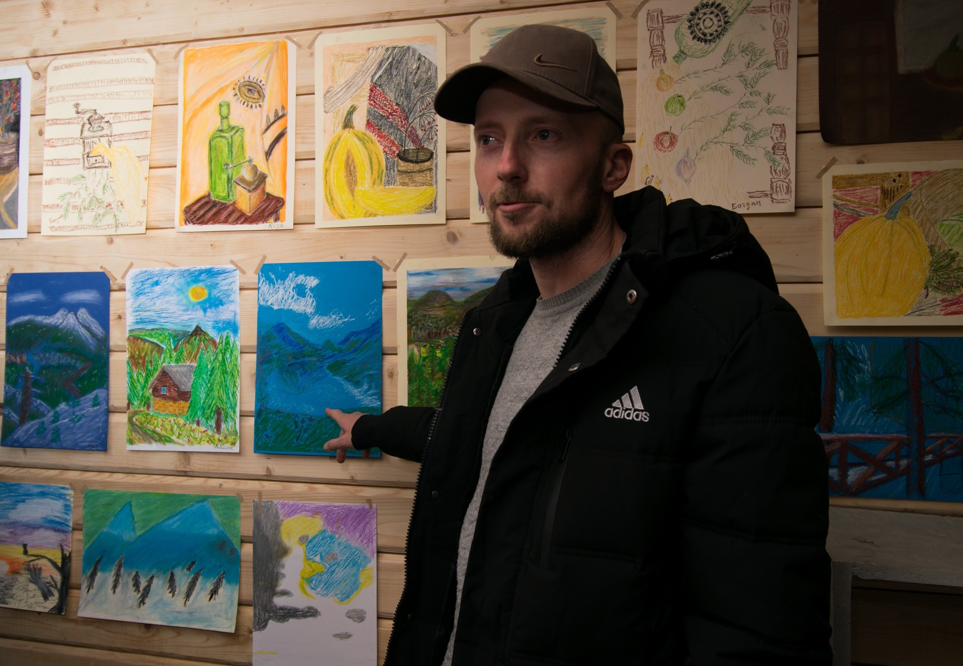 поліцейський поряд із роботами, створеними під часу майстер-класів із живопису