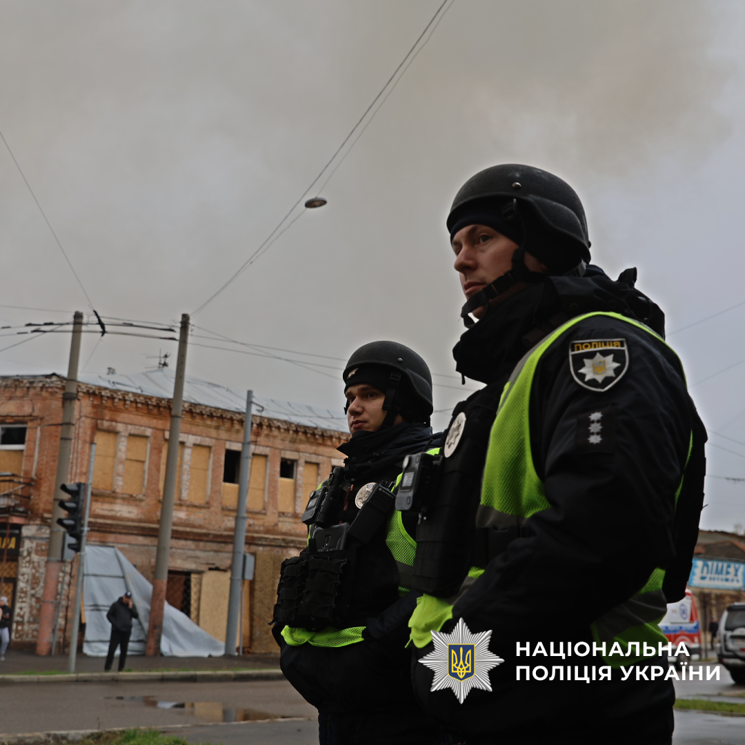 Поліцейські охороняють місцевість біля місця обстрілу