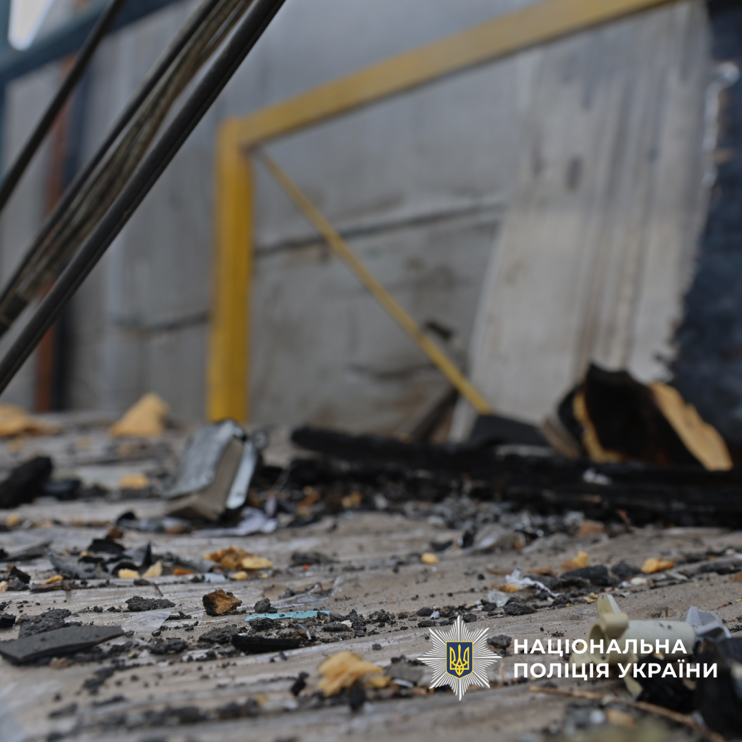 Полиці приватного підприємства після обстрілу