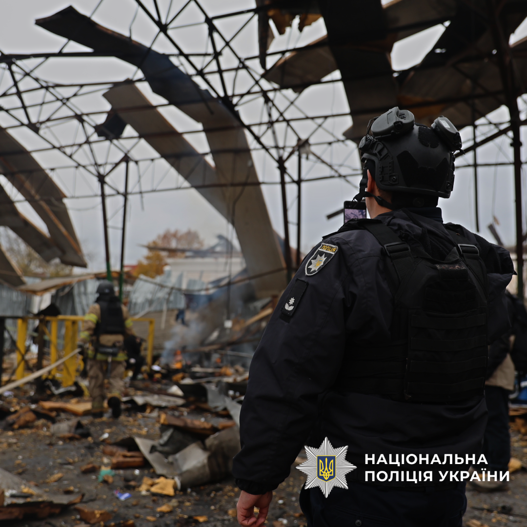 Поліцейський фіксує наслідки обстрілу