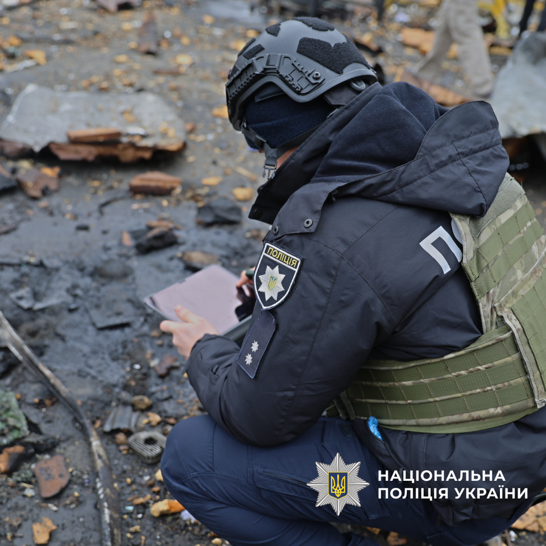 Поліцейський фіксує наслідки обстрілу