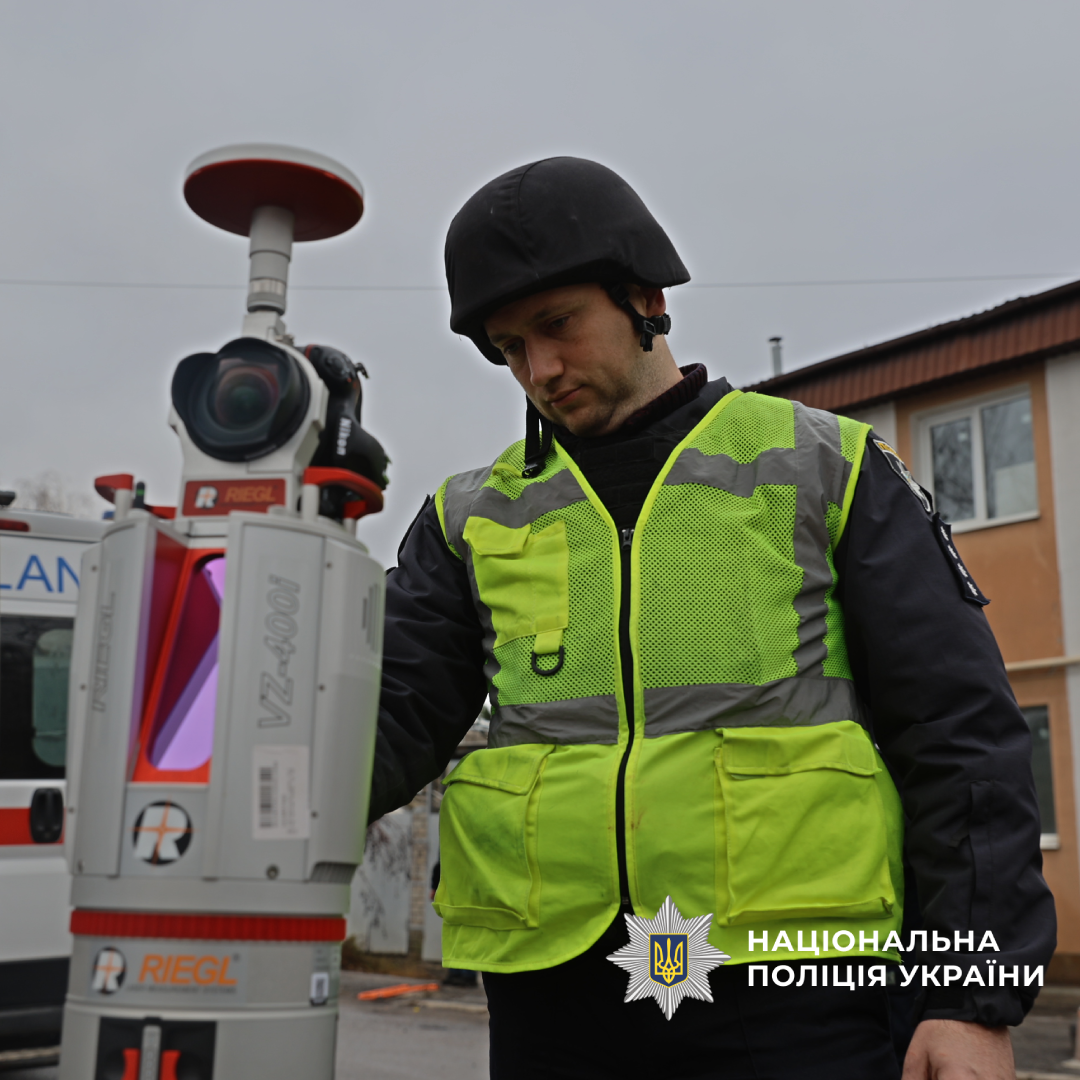 Поліцейський криміналіст робить 3D знімок місця обстрілу