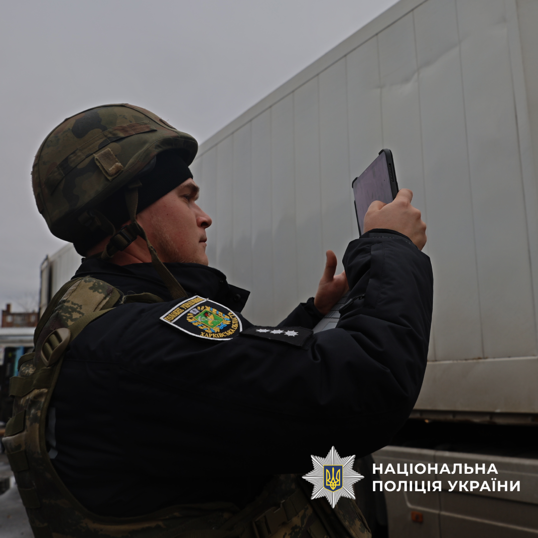 Поліцейський фіксує наслідки обстрілу